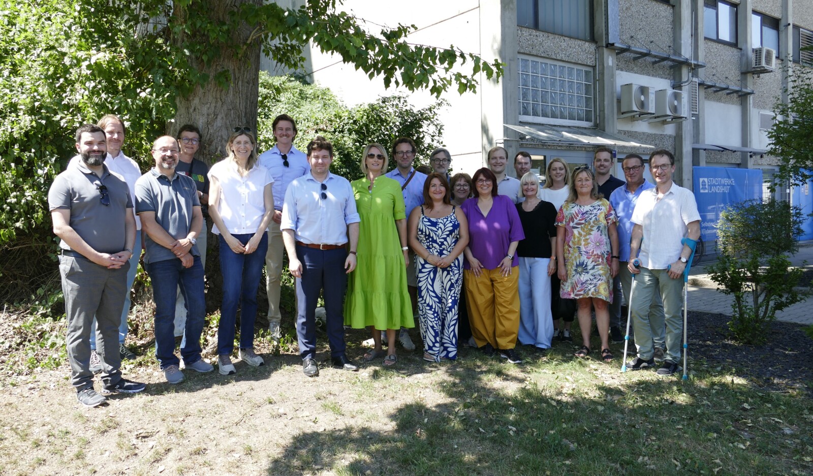 260730 Betriebsstätten SWLA Gruppe Sechzehn Stadträte besichtigten mit OB Dr. Thomas Haslinger Betriebsstätten der Stadtwerke Landshut.