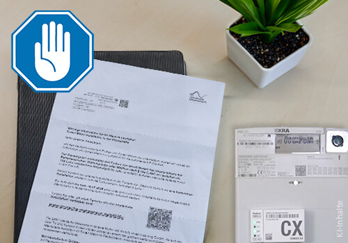 Achtung vor Deutsche Messwesen DMG Schreiben der DMG neben einem Smart Meter mit einer warnenden Hand davor