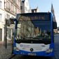 Bus an der Bushaltestelle in der Altstadt