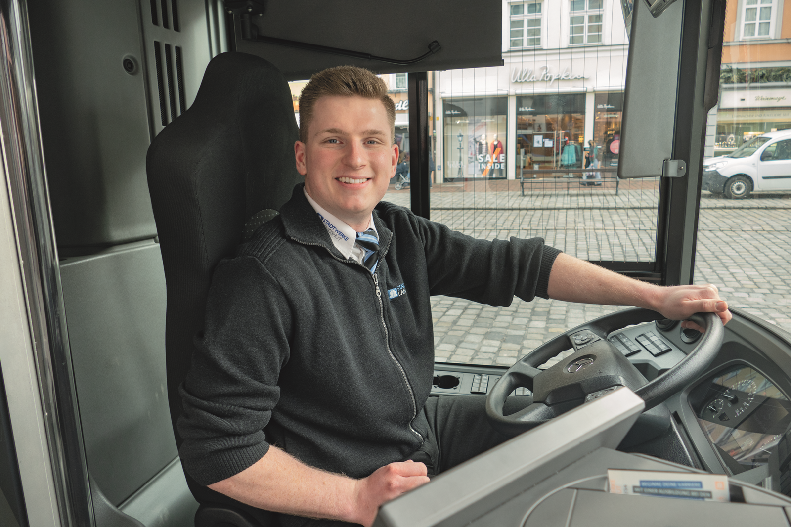 Fahrscheinverkauf Busfahrer am Steuer