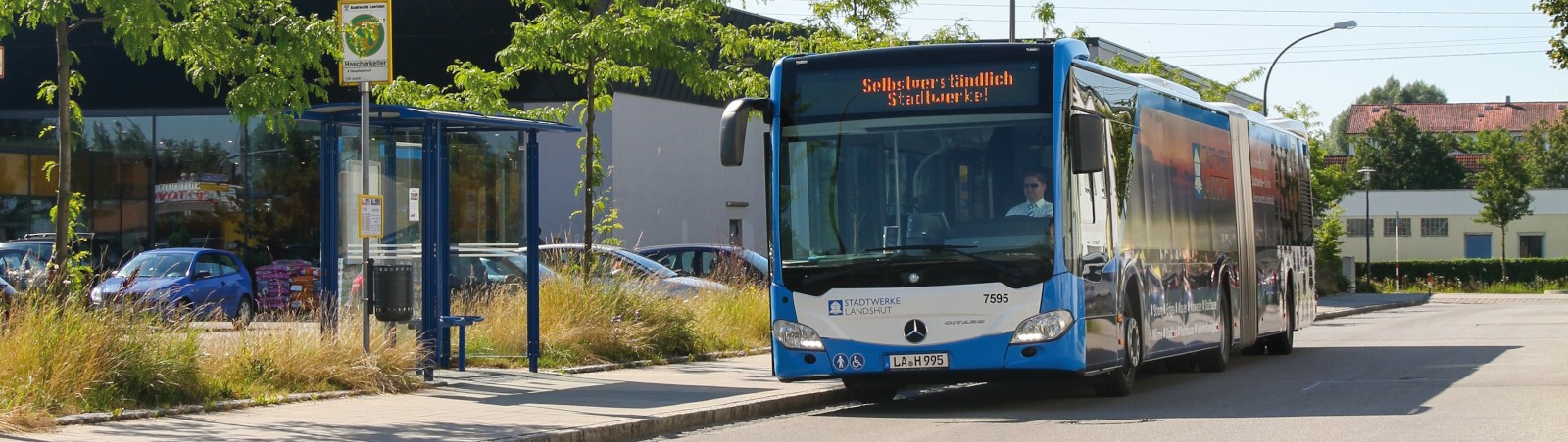 Bus an Bushaltestelle in Landshut