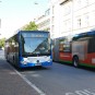 Bushaltestelle mit Stadtbussen in Landshut