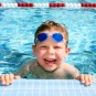 Junge am Beckenrand beim Schwimmkurs im Stadtbad Landshut